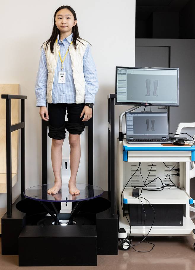 보행 및 족부 3D 측정 시스템에도 올라가 측정해봤다.