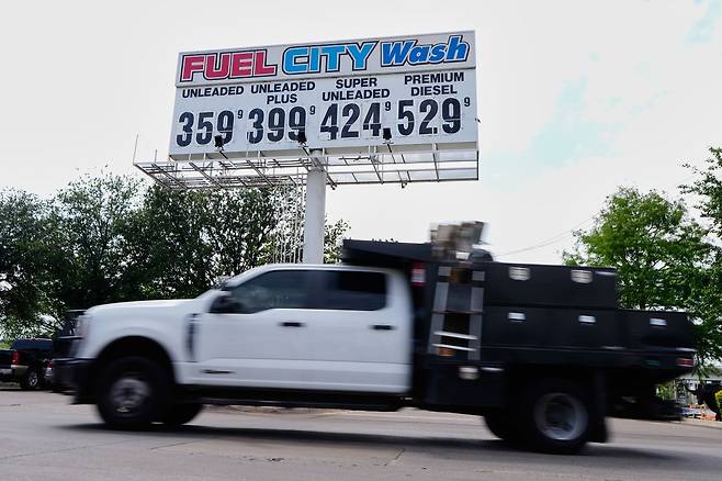 지난 17일(현지시간) 미국 텍사스주 댈러스의 한 주유소에 갤런당 휘발유와 경유 가격이 적혀 있다. AP=연합뉴스