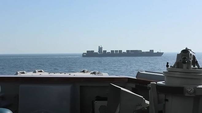 미 중부사령부가 19일(현지시간) 공개한 이란 컨테이너선 투스카 나포 현장. 사진 미 중부사령부