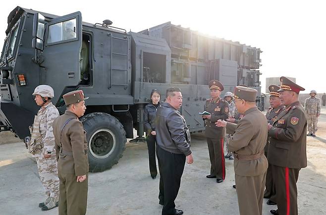 김정은 북한 국무위원장이 지난 19일 함경북도 신포 일대에서 진행한 단거리 탄도미사일(SRBM) ‘화성포-11라’ 형 시험발사를 현장에서 지도하는 모습. 이날 현장에는 김정은의 딸 주애가 동행했다. 노동신문, 뉴스1