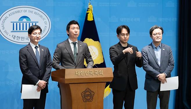 이정헌 더불어민주당 의원이 20일 서울 여의도 국회 소통관에서 정원오 서울시장 후보 캠프 선거대책위원회 명단을 발표하고 있다. 뉴스1