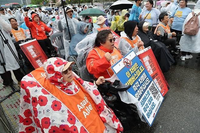 '4·20 장애인차별철폐 공동투쟁단'이 장애인의 날인 20일 서울 종로구 광화문 서십자각 인근에서 연 결의대회에 참가자들이 구호를 외치고 있다. 연합뉴스