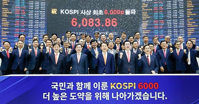 코스피 지수가 종가 기준 6000포인트를 넘긴 지난 2월 25일 서울 여의도 한국거래소 홍보관에서 이찬진 금융감독원장(앞줄 왼쪽부터), 이억원 금융위원장, 정은보 한국거래소 이사장 등 증권업계 기관장 및 관계자들이 코스피 6000 돌파를 축하하는 세리머니를 하고 있다. 뉴스1