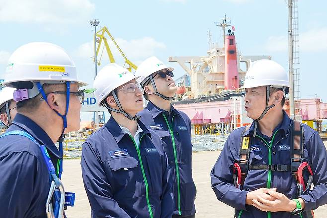 정기선 HD현대 회장이 지난 3월 24~25일(현지시간) 양일간 HD현대베트남조선과 HD현대에코비나를 방문해 공장설비와 안전시설을 점검했다. HD현대는 베트남 조선소의 생산 규모를 늘리는 한편, 인도에 조선소 신규 설립을 검토하는 등 글로벌 사우스 전략에 공을 들이고 있다. 사진 HD현대