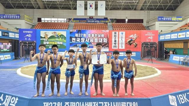 ▲ 원통초 씨름부가 18~19일 충북 증평종합스포츠센터에서 열린 제27회 증평인삼배전국장사씨름대회 초등부 단체전에서 3위에 입상했다.  개인전의 경우 박윤제 선수가 청장급(50㎏이하) ,양지우 선수거 용사급(60㎏이하)  우승을 차지했다.
