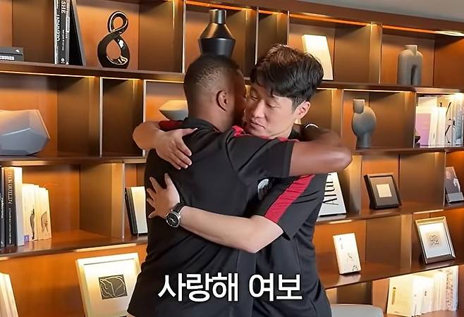 파트리스 에브라(왼쪽)와 박지성. 사진=유튜브 채널 '슛포러브' 쇼츠 영상 갈무리