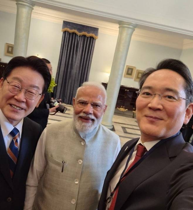 이재용(오른쪽) 삼성전자 회장이 20일 인도에서 이재명 대통령, 나렌드라 모디 인도 총리와 함께 셀카(selfie)를 찍은 모습./사진=삼성전자 뉴스룸