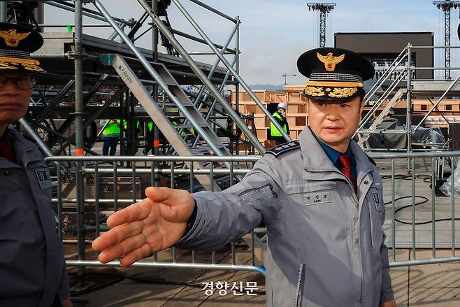 박정보 서울경찰청장이 지난달 18일 BTS 공연 무대 설치 중인 서울 광화문 광장을 찾아 현장 점검을 하고 있다. 이준헌 기자