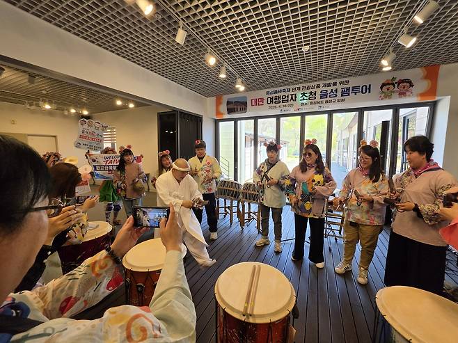 충북 음성군을 찾은 대만의 여행업계 관계자들이 지난 18일 품바재생예술체험촌에서 품바 체험을 하고 있다. 음성군 제공.