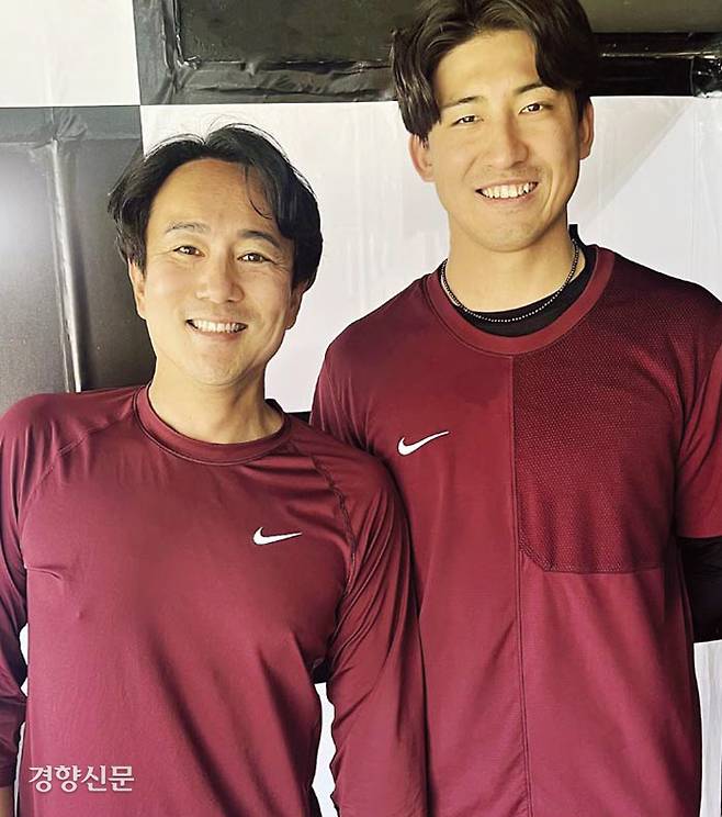 키움 아시아쿼터 가나쿠보 유토와 그의 통역 노지마 나오토(왼쪽).  수원 | 김하진 기자