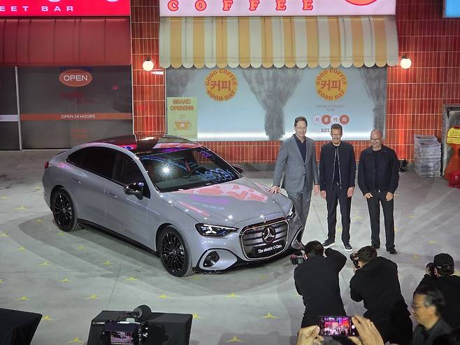 Ola Kallenius, chief executive officer of Mercedes-Benz Group AG, third from right, Mathias Geisen, sales and customer experience chief, second from right, and Chief Technology Officer Mathias Geisen pose for the cameras in front of the all-new electric C-Class during the vehicle's world premiere event held at pop-up venue XYZ Seoul in Seongdong District, eastern Seoul, on April 20. [KIM MIN-YOUNG]
