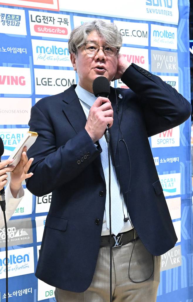 손창환 고양 소노 감독이 16일 오후 7시 고양소노아레나에서 열린 서울 SK와 2025~2026 LG전자 프로농구 6강 플레이오프 3차전이 끝난 후 승장 인터뷰에 임하고 있다. 한국농구연맹 제공