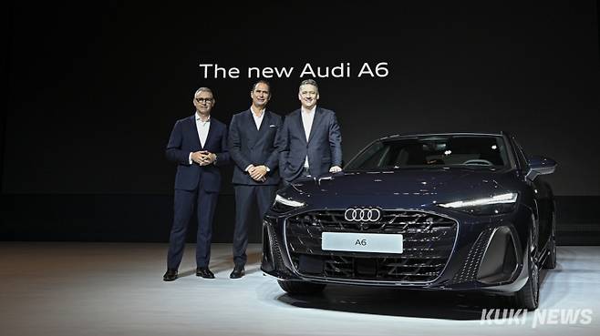 20일 열린 ‘더 뉴 아우디 A6' 미디어 컨퍼런스에서 스티브 클로티 아우디코리아 사장(사진 왼쪽), 마르코 슈베르트 아우디 AG 세일즈‧마케팅 총괄(가운데), 게르놋 될너 아우디 AG CEO(오른쪽)가 기념 촬영을 하고 있다. 남동균 기자