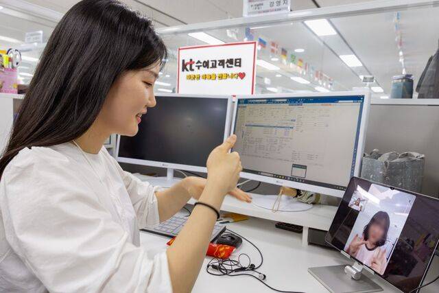 KT의 수어 상담사 강영지씨가 지난 16일 서울 종로구 KT아이에스(KT is) 광화문센터에서 태블릿PC를 통해 고객과 손동작으로 대화하고 있다. KT 제공