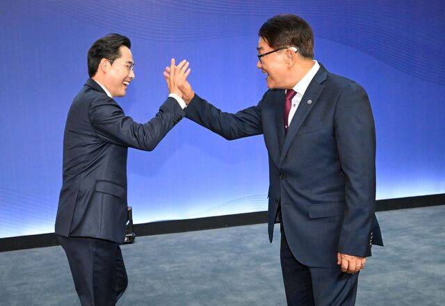 이규왕(오른쪽) 수원제일교회 원로목사가 19일 이 교회 설립 73주년 기념예배에서 먼저 설교를 마친 뒤 두 번째 설교자인 김근영 담임목사와 하이파이브를 하고 있다. 수원=신석현 포토그래퍼