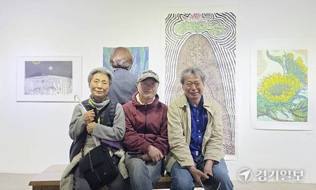 (왼쪽부터)오는 21일까지 열리는 해움미술관의 ‘한국현대목판화협회 2026 회원전’에서 만난 안정민, 류연복, 손기환 작가. 이나경기자