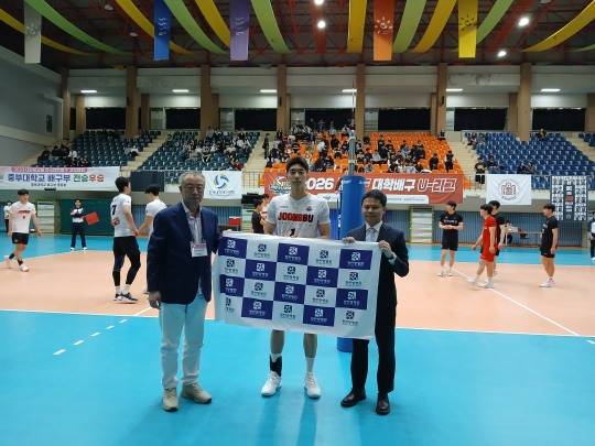 한국대학배구연맹 이재운 수석부회장(왼쪽)과 중부대학교 배구팀 주장 현석재(가운데), 대전 정한방병원 정주영 원장(오른쪽)이 스포츠타올 전달 기념촬영을 하고 있다. [한국대학배구연맹 제공]