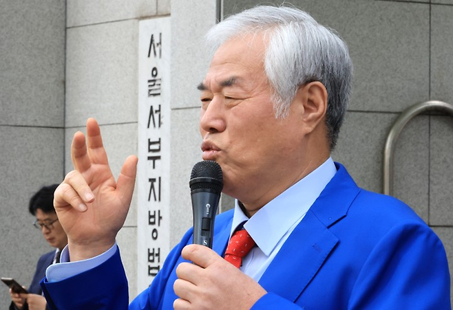 서울서부지법 난동 사태 배후로 지목돼 구속기소 뒤 보석으로 풀려난 전광훈 사랑제일교회 목사가 지난 17일 마포구 서울서부지법에서 열린 재판에 출석하며 발언하고 있다. [연합뉴스]