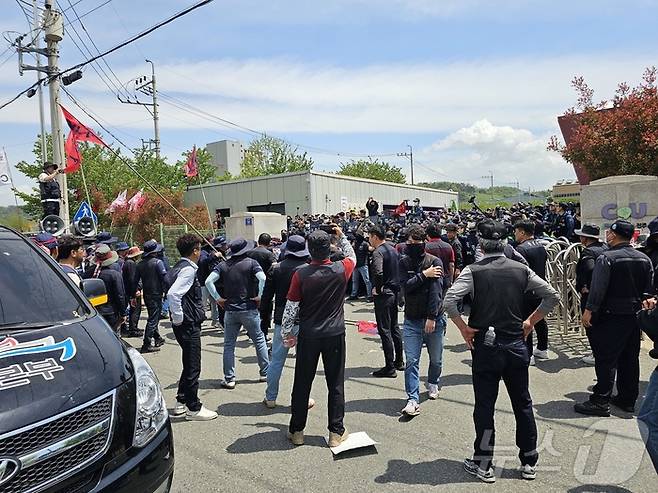 민주노총 산하 화물연대 편의점지부 CU지회 노조원들이 20일 경남 진주시 정촌면 CU 진주물류센터 앞에서 센터 진입을 두고 경찰과 대치하고 있다. 이날 현장에서는 화물차와 집회 참가자 3명이 충돌해 1명이 숨지고 2명이 다치는 사고가 발생했다. /뉴스1/