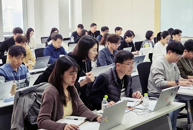SK브로드밴드가 사내 구성원 대상으로 운영하는 ‘AI Agent Lab’의 실습 현장. SK브로드밴드.