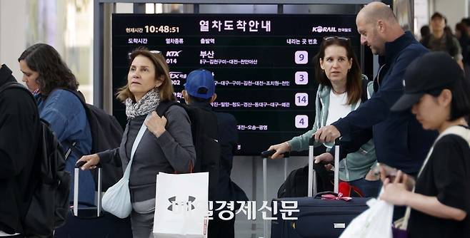 외국인 관광객들이 20일 서울역에서 KTX 부산행 열차를 타기위해 이동하고 있다. 2026.4.20 [김호영기자]