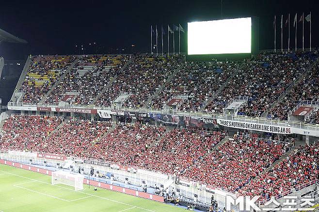 맨체스터 유나이티드 레전드를 응원하기 위해 모인 팬들. 사진=이근승 기자