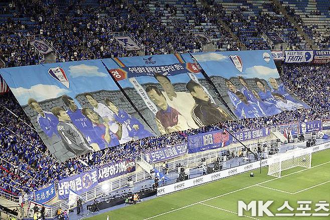경기가 열린 장소가 ‘빅버드’라는 것을 각인시켰던 수원 삼성 팬들. 사진=이근승 기자