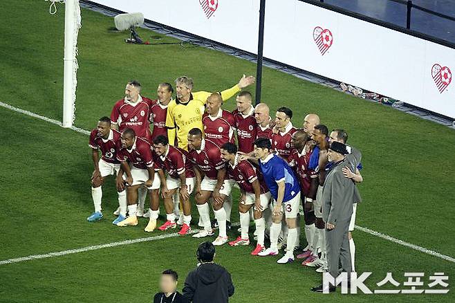 경기를 마치고 기념 촬영에 임하고 있는 맨체스터 유나이티드 레전드들. 사진=이근승 기자