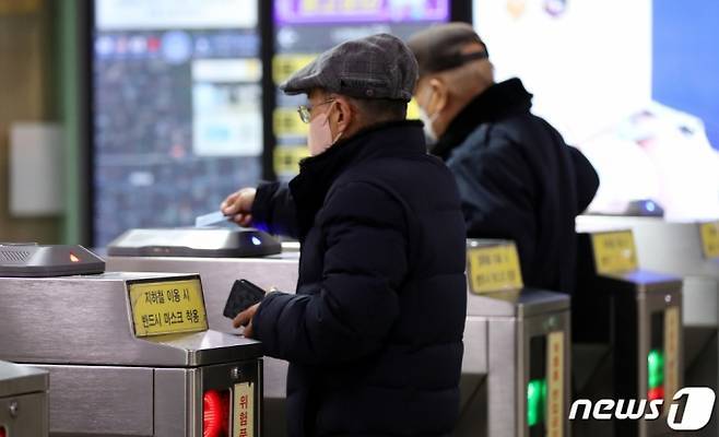 노인들이 서울지하철 게이트를 통과하고 있다./사진=뉴스1