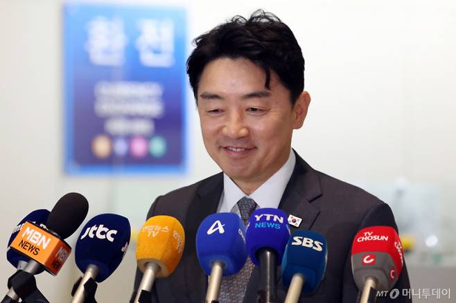 (인천공항=뉴스1) 김명섭 기자 = 강훈식 대통령비서실 비서실장이 24일 오전 인천공항에서 한미정상회담을 위해 출국하며 취재진의 질문에 답변하고 있다.  2025.8.24/뉴스1  Copyright (C) 뉴스1. All rights reserved. 무단 전재 및 재배포,  AI학습 이용 금지. /사진=(인천공항=뉴스1) 김명섭 기자