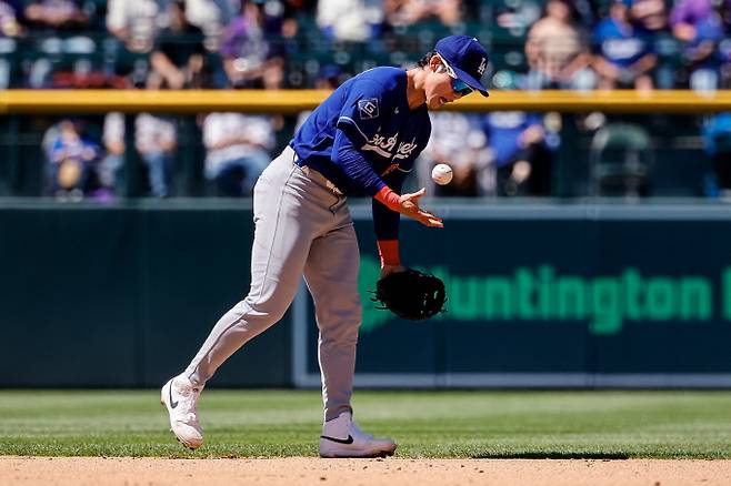 LA다저스 김혜성이 시즌 두 번째 멀티히트(한 경기 안타 2개 이상)를 쳤지만 다저스 팀은 이날 경기에서 패배했다. 사진은 지난 19일(현지시각) 미국 콜로라도주 덴버 쿠어스 필드에서 열린 다저스와 콜로라도 로키스 경기 4회초에서 김혜성이 공을 놓친 모습. /로이터=뉴스1