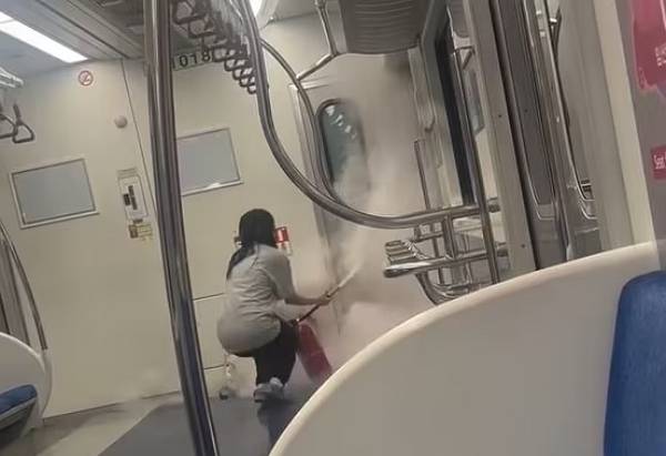 경의중앙선 전동열차 내에서 소화기를 뿌린 여성에 대해 경찰이 수사 중이다. 사진은 20대 여성이 경의중앙선 열차 안에서 소화기를 난사하는 모습. /사진=온라인커뮤니