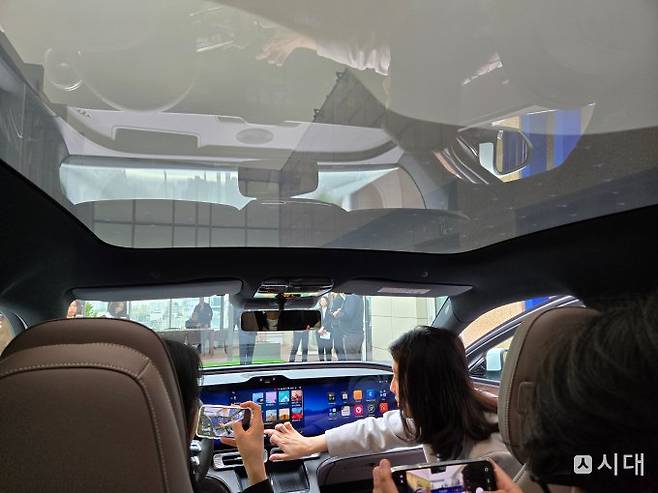 일렉트릭 C-클래스에는 메르세데스-벤츠 운영체제(MB.OS)가 새로 적용됐다. /사진=김이재 기자