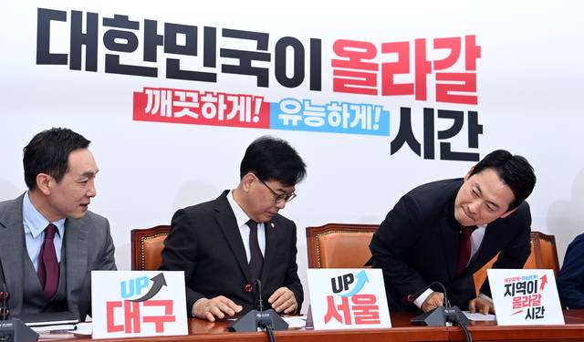 국힘 최고위 복귀  : 8박 10일간의 미국 방문 일정을 마치고 20일 오전 귀국한 장동혁(오른쪽) 국민의힘 대표가 이날 오전 국회에서 열린 최고위원회의에 참석하고 있다. 오른쪽부터 장 대표, 송언석 원내대표, 김민수 최고위원.   곽성호 기자