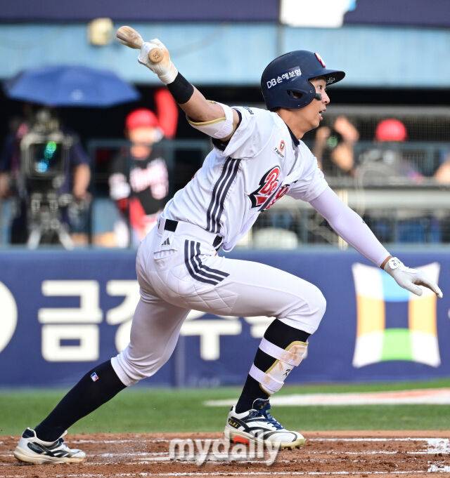 2026년 4월 18일 오후 서울 잠실구장에서 열린 '2026 신한 SOL KBO리그' KIA 타이거즈와 두산 베어스의 경기두산 김민석이 3회말 2사 3루서 1타점 적시타를 치고 있다./마이데일리