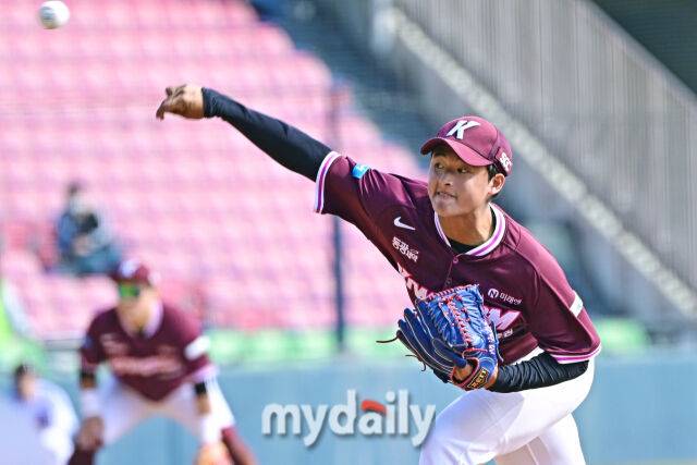 23일 서울 잠실야구장에서 열린 '2026 신한 SOL BANK KBO리그' LG 트윈스와 키움 히어로즈 시범경기. 키움 박준현이 7회말 마운드에 올라 힘차게 투구하고 있다./마이데일리