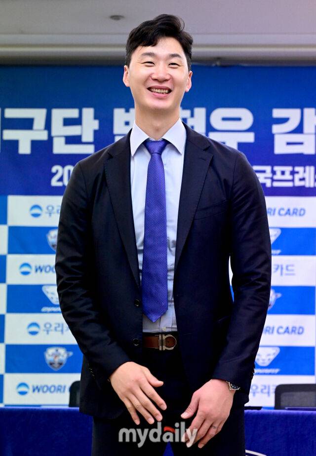 2026년 4월 16일 오전 서울 한국프레스센터에서 '우리카드 배구단 박철우 감독 취임 기자회견'이 열렸다. 박철우 감독이 포즈를 취하고 있다. 박철우는 현대캐피탈, 삼성화재, 한국전력에서 총 19시즌 뛰며 564경기 통산 6,623득점을 기록한 V리그 레전드다. 2023-2024시즌을 끝으로 은퇴한 뒤 방송 해설자로 활동하다 2025-2026시즌 우리카드 코치로 합류했다, 그리고 지도자 생활 1년 만에 제5대 우리카드 감독으로 선임됐다./마이데일리