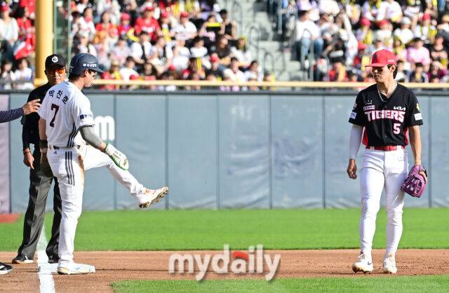 두산 박찬호가 KIA 김도영에게 발차기를 하며 장난치고 있다 / 잠실 = 유진형 기자 zolong@mydaily.co.kr