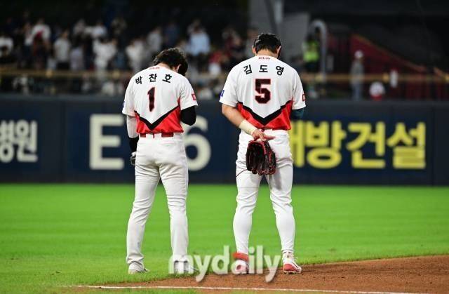 박찬호가 KIA 시절 김도영과 함께 국민의례를 하고 있다 / 광주 = 유진형 기자 zolong@mydaily.co.kr