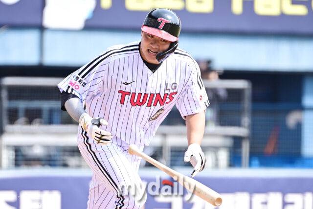 이재원이 타격한 뒤 타구를 바라보고 있다./마이데일리