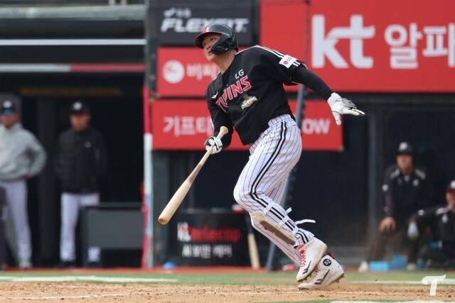이재원이 타격한 뒤 타구를 바라보고 있다./LG 트윈스