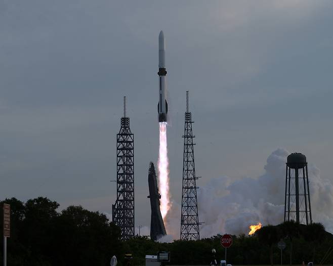 블루 오리진의 뉴 글렌 로켓이 19일(현지시간) 플로리다주(州) 케이프 커내버럴 우주군 기지에서 발사되고 있다. [UPI]