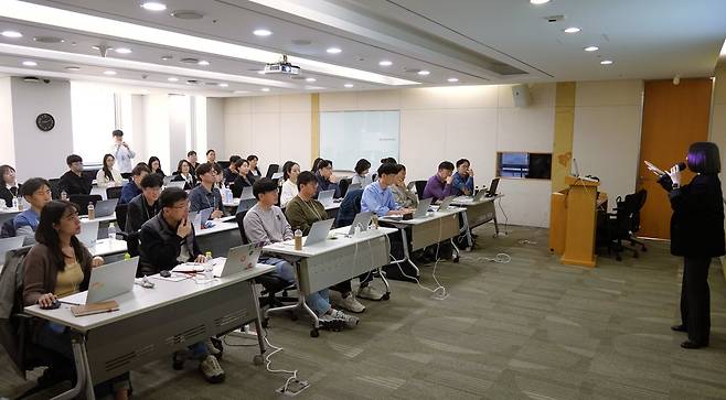 SK브로드밴드가 본사에서 상시 운영 중인 ‘AI 에이전트 랩’ 에 참여한 임직원이 에이전트를 만드는 모습 [SK브로드밴드 제공]
