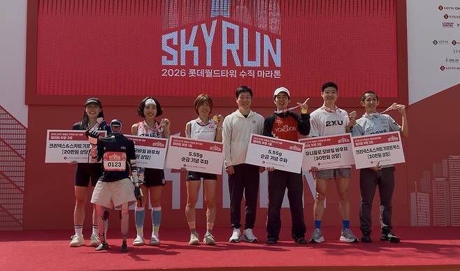 롯데이노베이트가 지난 18일 ‘2026 롯데월드타워 스카이런’에 휴머노이드 로봇 ‘로이’를 투입했다. [롯데이노베이트 제공]