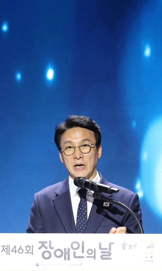 김민석 국무총리가 20일 서울 광진구 비스타워커힐 호텔에서 열린 제46회 장애인의 날 기념식에서 인사말을 하고 있다. [연합]