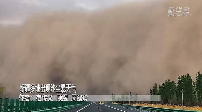 4월 17일 오후 중국 서북부 신장 지역에서 모래폭풍이 발생했다 [신화통신]