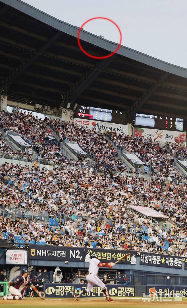 [서울=뉴시스] 김진아 기자 = 19일 서울 송파구 잠실야구장에서 열린 2025 KBO리그 롯데 자이언츠와 LG 트윈스의 경기, 체크스윙 비디오 판독을 위한 카메라(붉은 동그라미)가 설치돼 있다. 2025.08.19. bluesoda@newsis.com