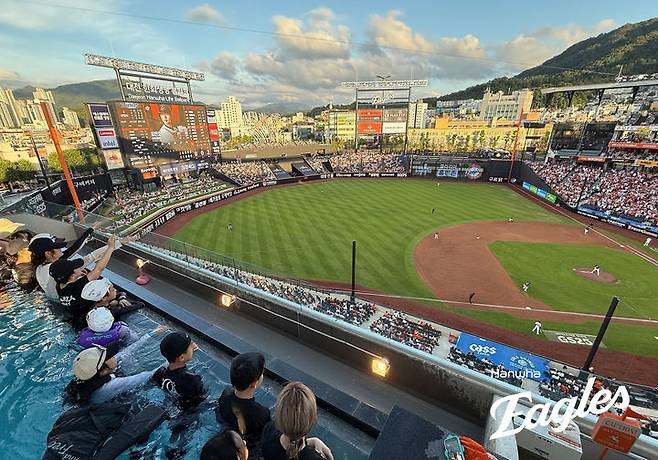 [서울=뉴시스] 김진아 기자 = 1일 오후 대전한화생명 볼파크에서 열린 2025 KBO 리그 한화 이글스와 NC 다이노스 경기, 관중들이 인피니티 풀에서 경기를 관람하고 있다. (사진=한화이글스 제공) 2025.07.01. photo@newsis.com  *재판매 및 DB 금지