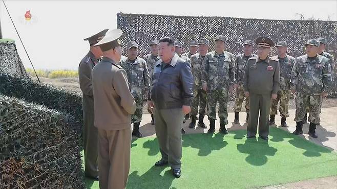[서울=뉴시스] 북한 조선중앙TV는 김정은 국무위원장이 김일성 주석의 생일(태양절·4월 15일)을 맞아 포사격 경기를 참관했다고 16일 보도했다. (사진=조선중앙TV 캡처) 2026.04.20. photo@newsis.com *재판매 및 DB 금지