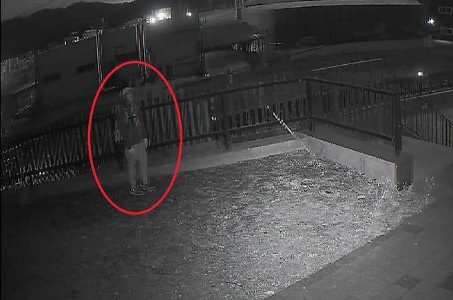 [용인=뉴시스] 3년7개월 동안 경기지역 빌라 등을 돌며 절도 행각을 벌인 50대가 등산객으로 위장한 모습. (사진=용인동부경찰서 제공) 2026.4.20. photo@newsis.com *재판매 및 DB 금지